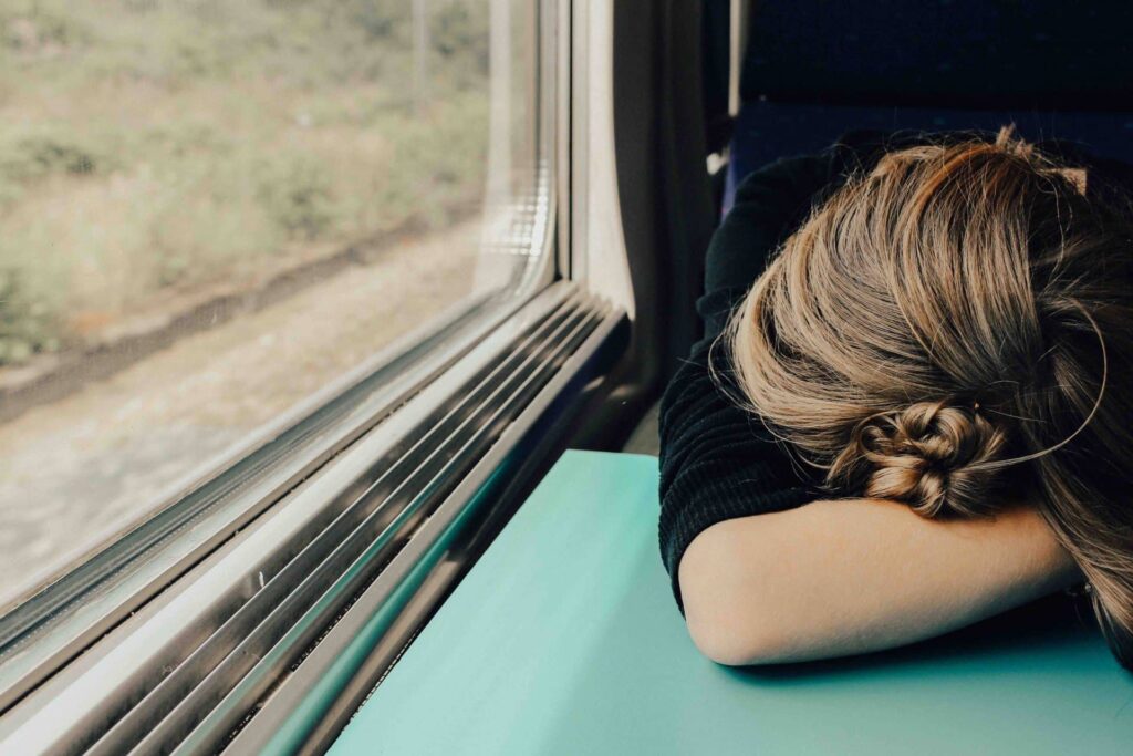 vrouw die overspannen in de trein zit