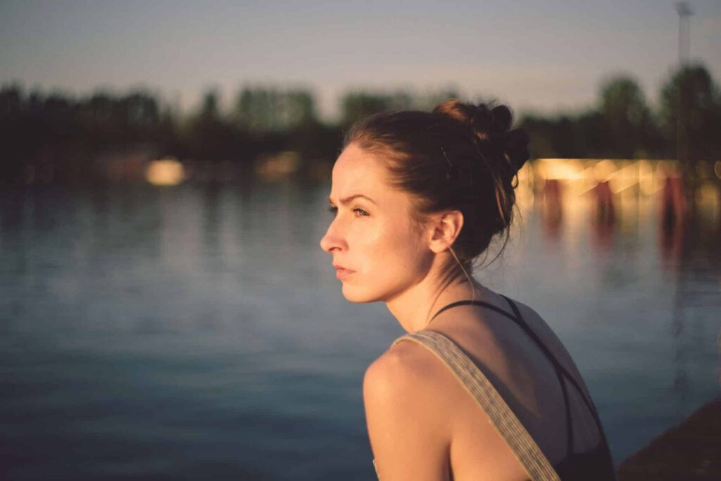 vrouw met burn-out zit bij meer