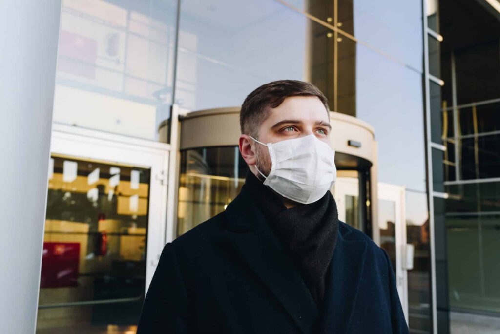Man met mondkapje tegen coronavirus