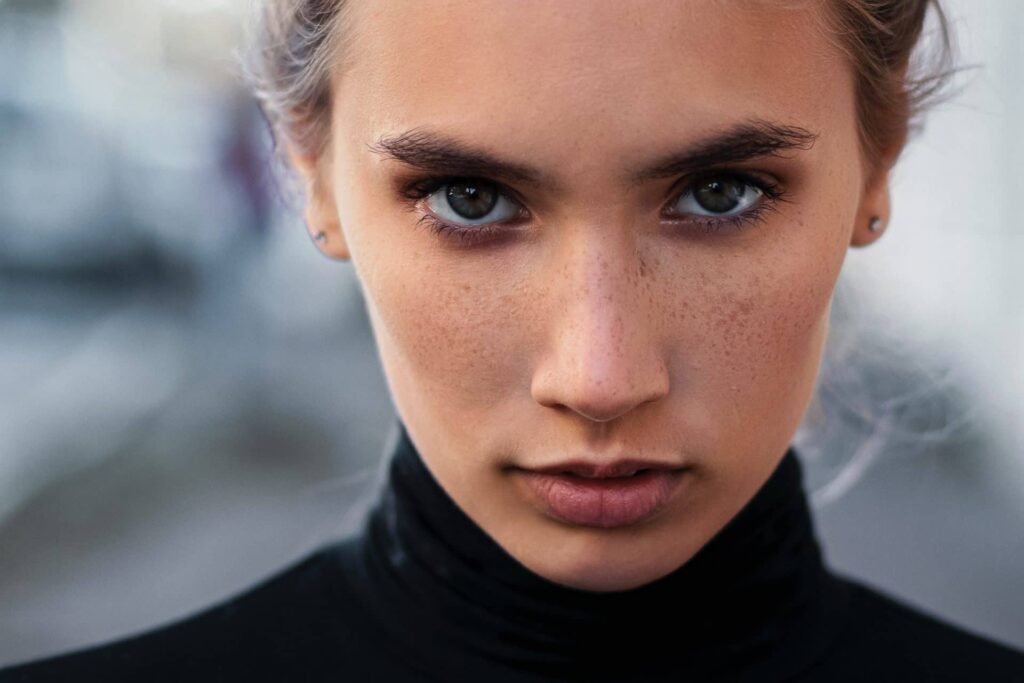 Vrouw met bore-out staart verveeld in de camera