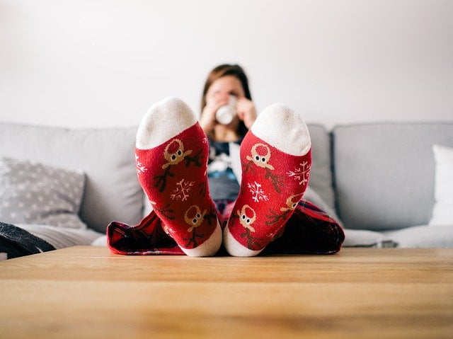 Opgejaagdheid. Vrouw ontspant op de bank met kop thee