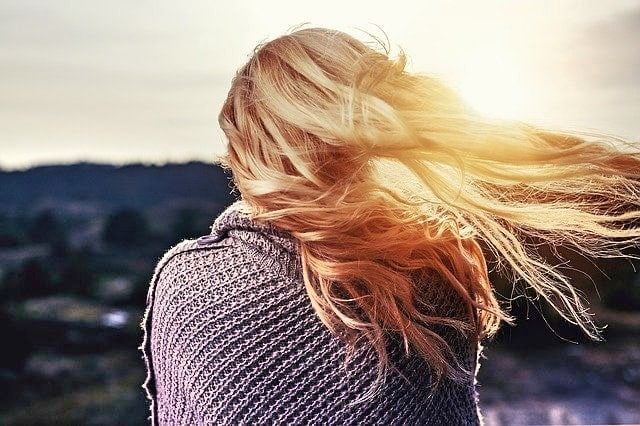 vrouw met gezonde haardos in de zon