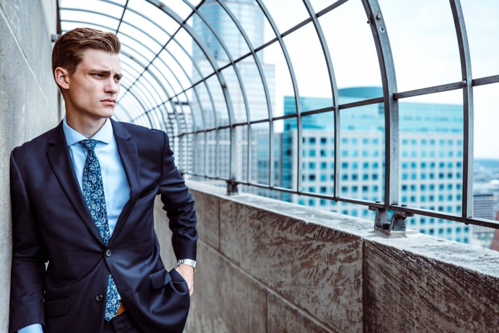 Zakenman met chronische stress kijkt uit op kantoren
