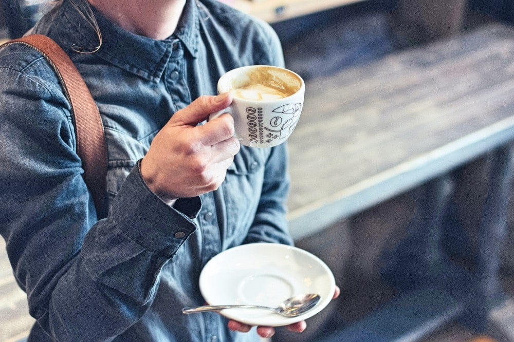 Vrouw met koffie na goede nachtrust