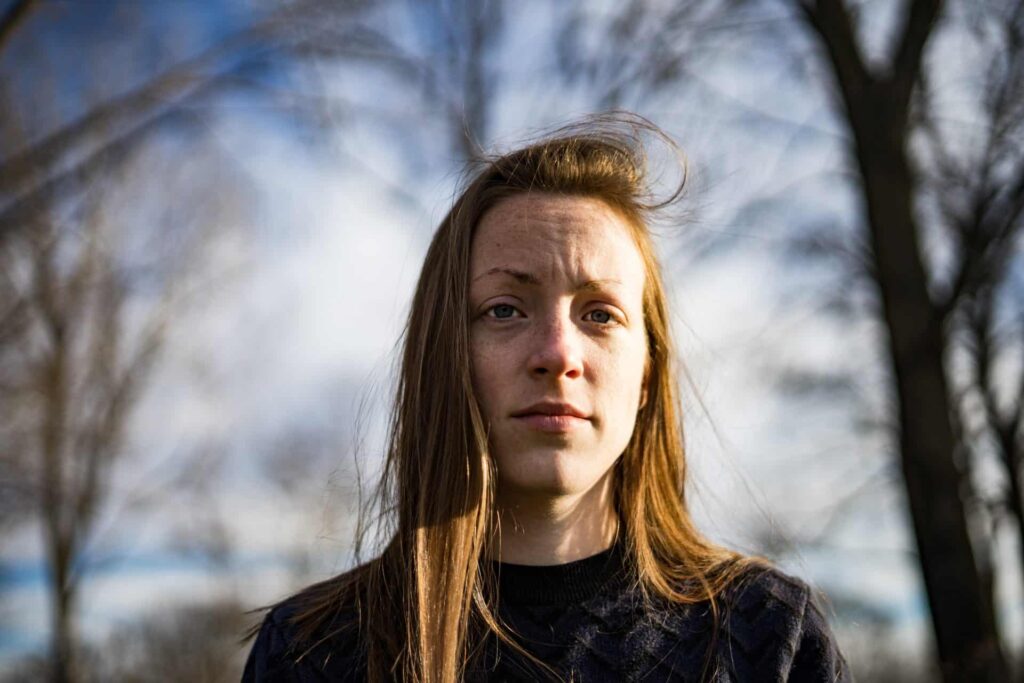 Vrouw kijkt geïrriteerd en uitgeput in camera