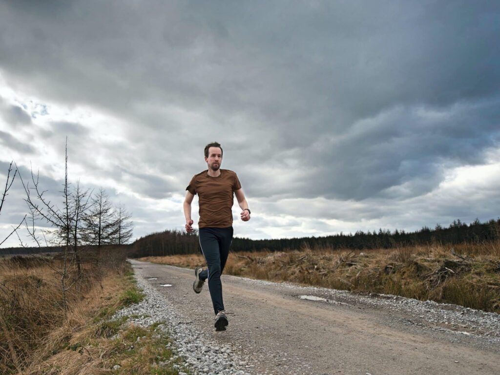 man is aan het hardlopen tegen burn-out en stressklachten