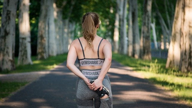 Vrouw warmt op voor gezonde leefstijl en burn-out te voorkomen