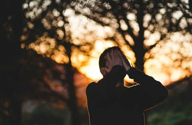 foto man hand voor ogen