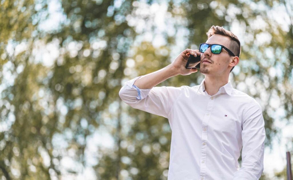 coping: Man staat buiten te bellen
