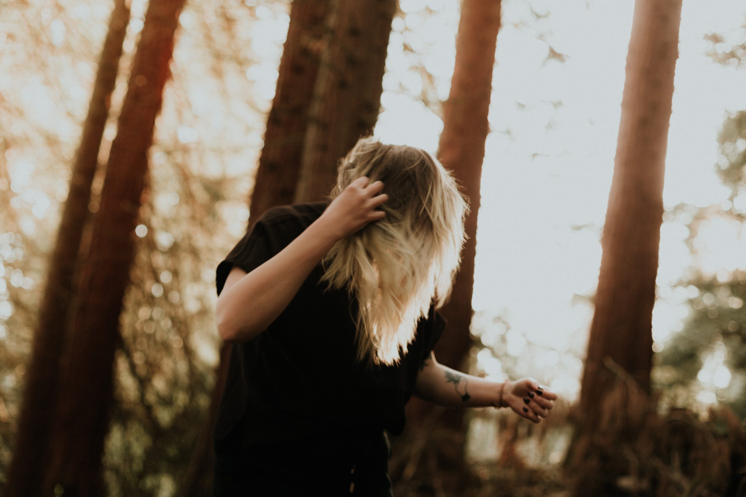 depersonalisatie: vrouw in bos