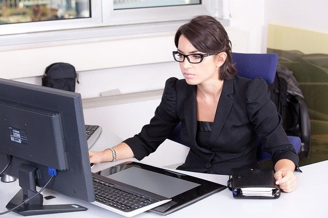 medewerker met terugtrekreactie op stress achter computer