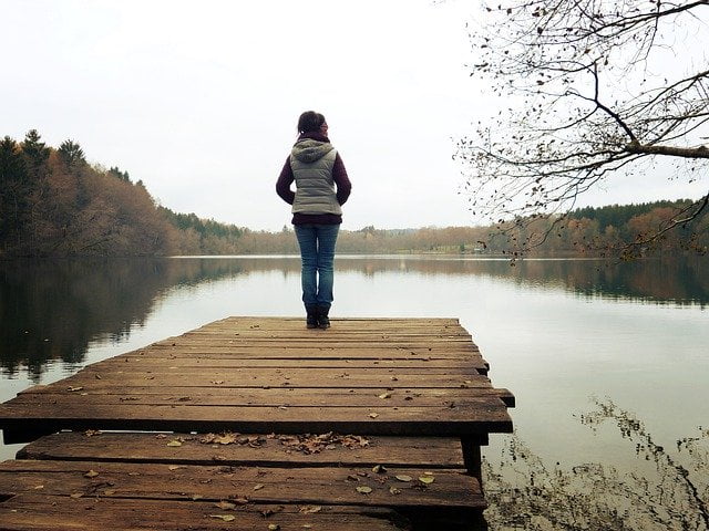 Vrouw in de overgang staart over water