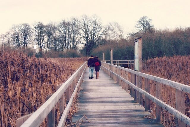 foto mensen op brug