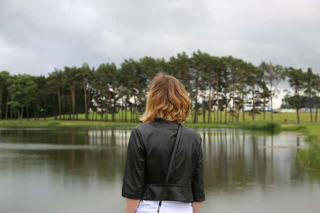 foto vrouw aan het water