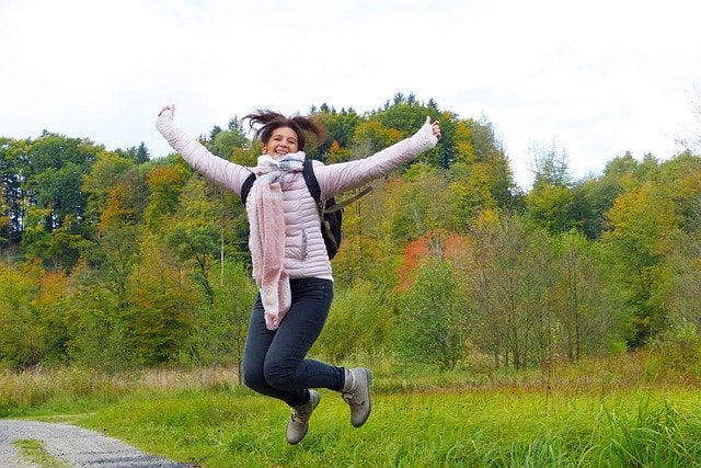 vrouw in overgang springt in de lucht